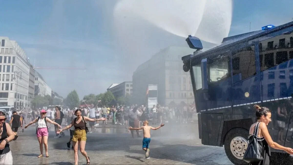 Berlin’de polis TOMA’larla halkı serinletti