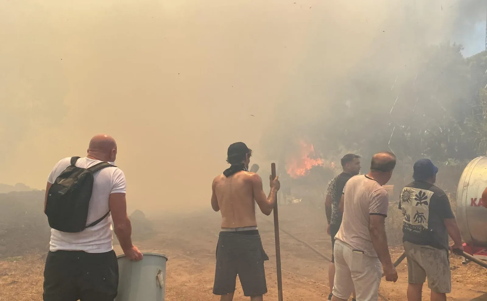 Antalya'da orman yangını: Söndürme çalışmalarına turistler de katıldı 