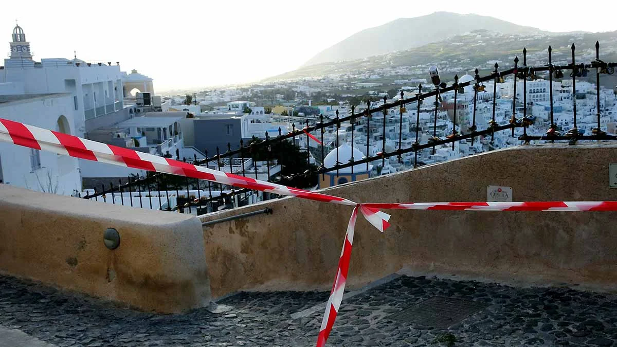 Santorini'de olağanüstü hal ilan edildi, 11 bin kişi adayı terk etti
