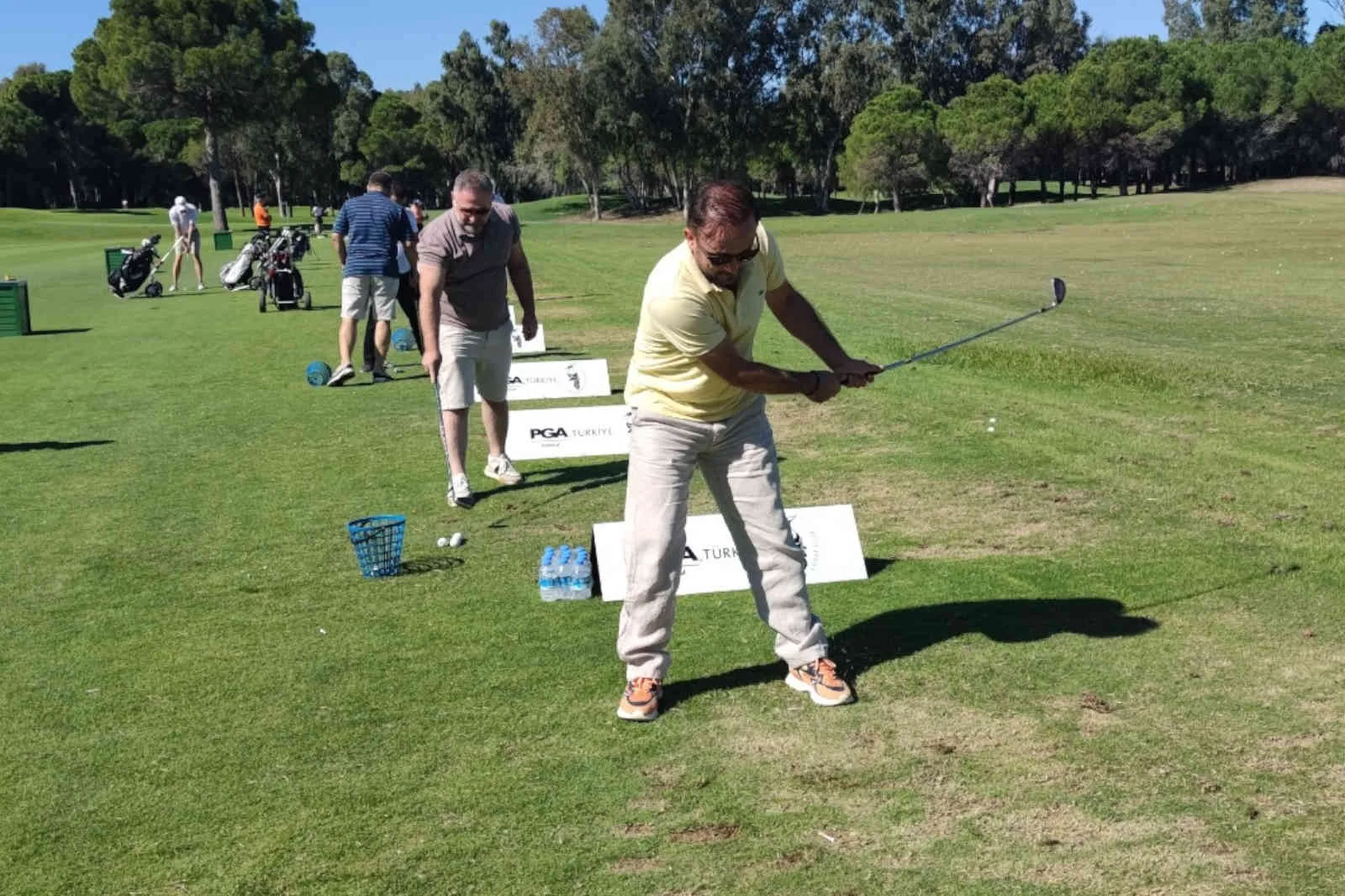 Antalya’da iş insanları golf öğreniyor