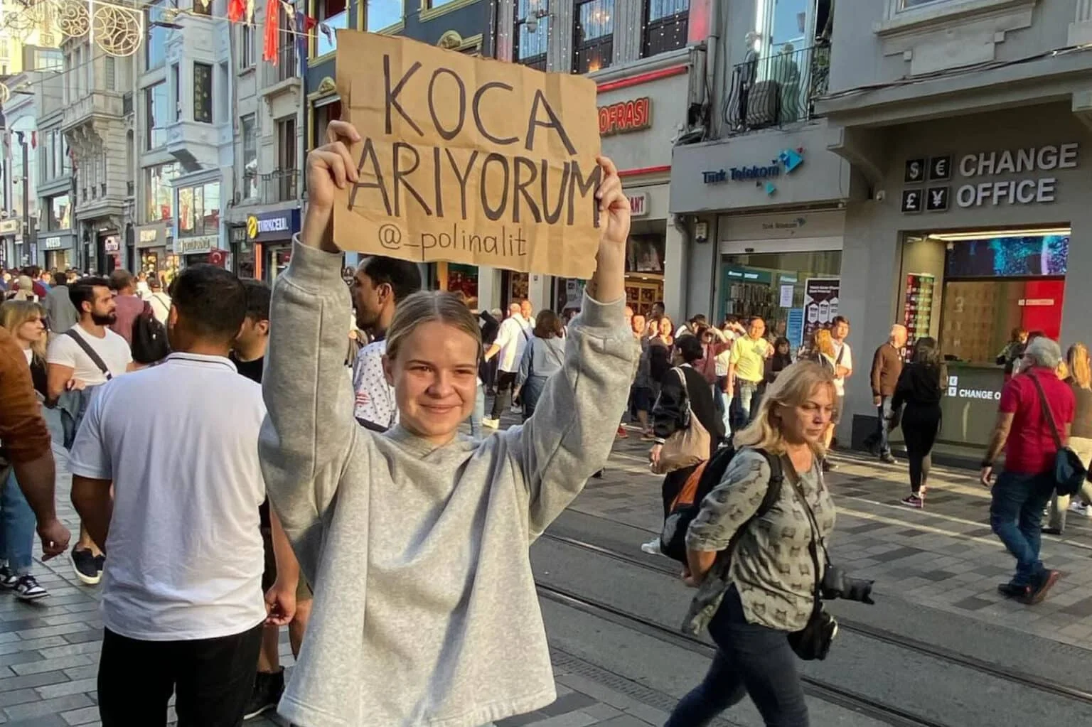 Belaruslu turist Taksim meydanında “Koca arıyorum” pankartı açtı