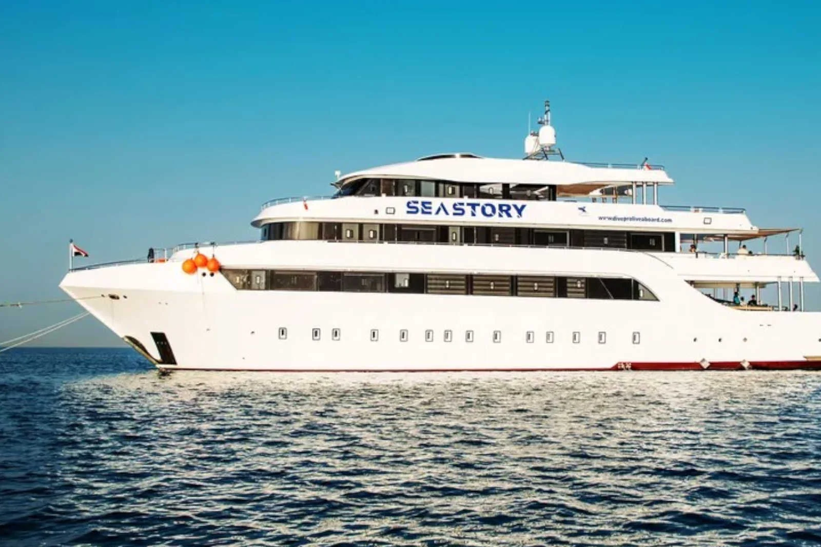 Turist teknesi battı: 17 kayıp