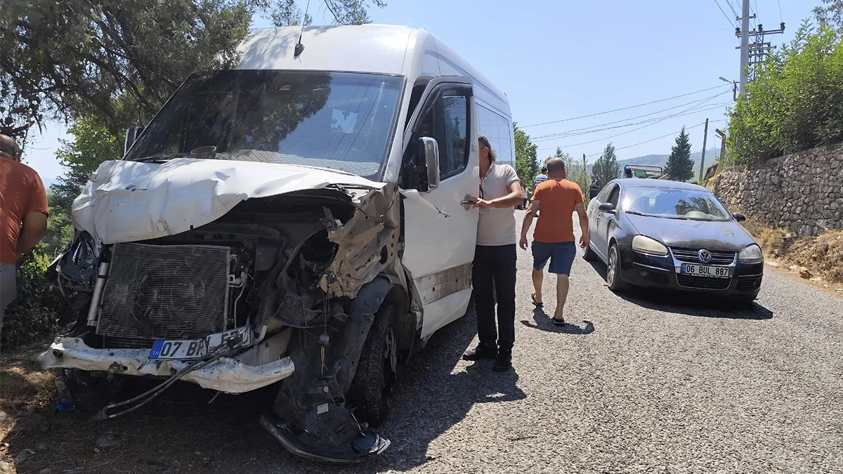 Antalya'da safari aracı ile tur minibüsü çarpıştı: 5 Alman turist yaralı