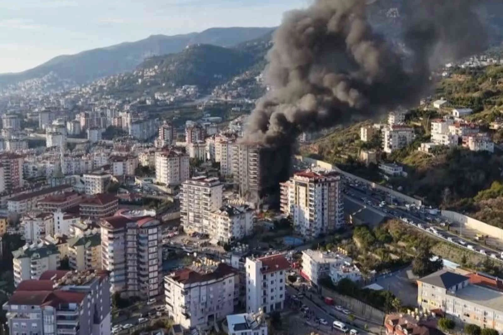 Antalya’da yanan bina, otel mi günübirlik konut mu?