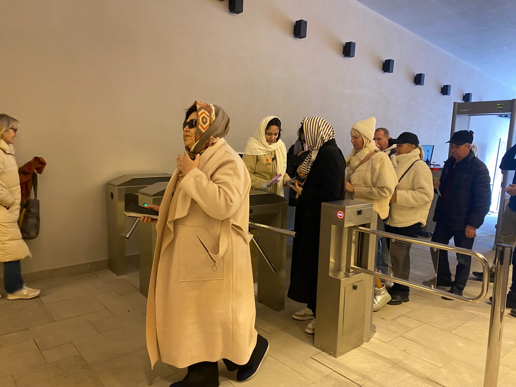 Ayasofya’ya girişler ayrıldı, turistler ücret ödemeye başladı