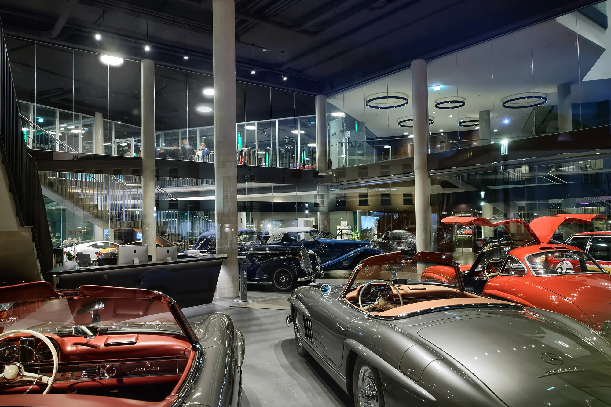 Retro arabalarla dolu benzersiz bir otel: V8 Hotel