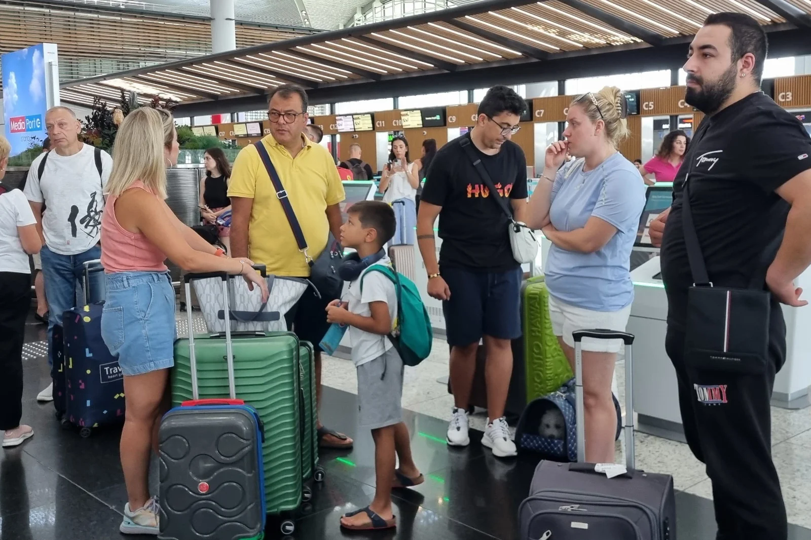Seferleri iptal edilen yolcular iki gündür İstanbul Havalimanı'nda bekliyor