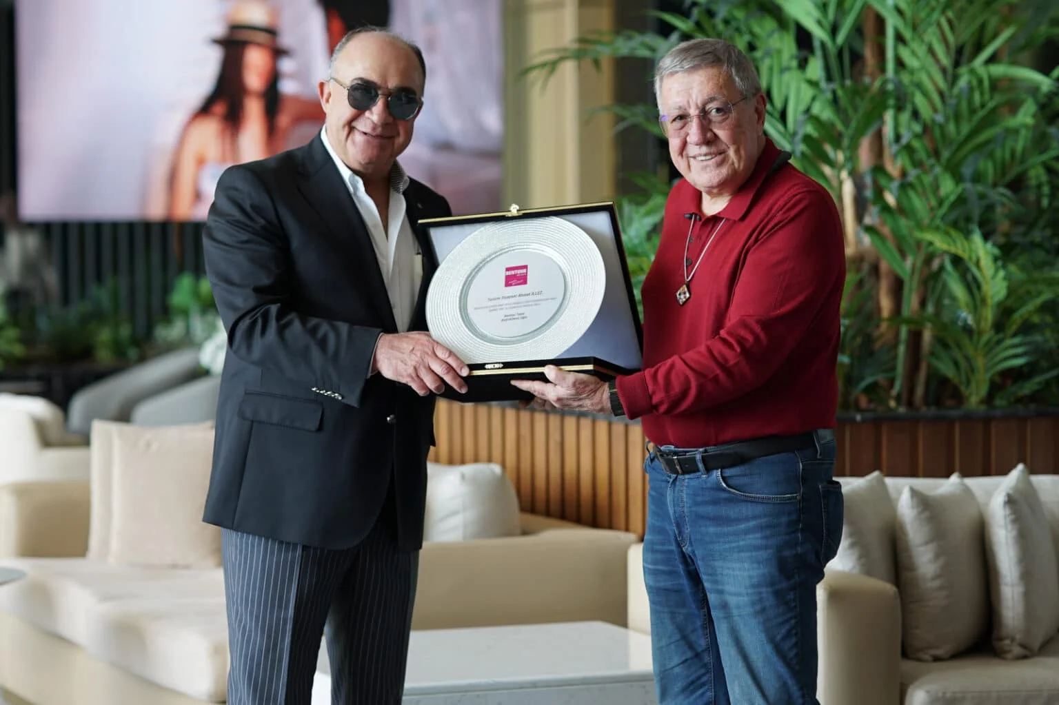 Kadir Uğur’dan duayen turizmci Ahmet İllez'e plaket