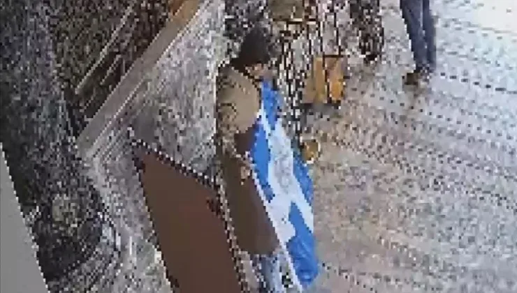 Ayasofya Camii'nde provokasyon amaçlı bayrak açarak video çeken iki turist tutuklandı