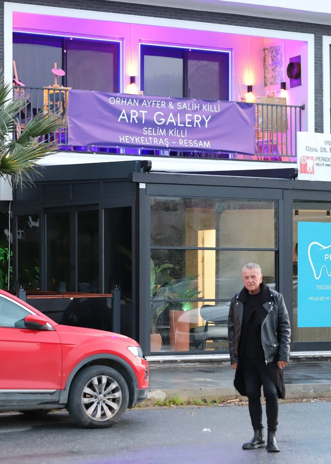 Hem otelci hem de sanatçı