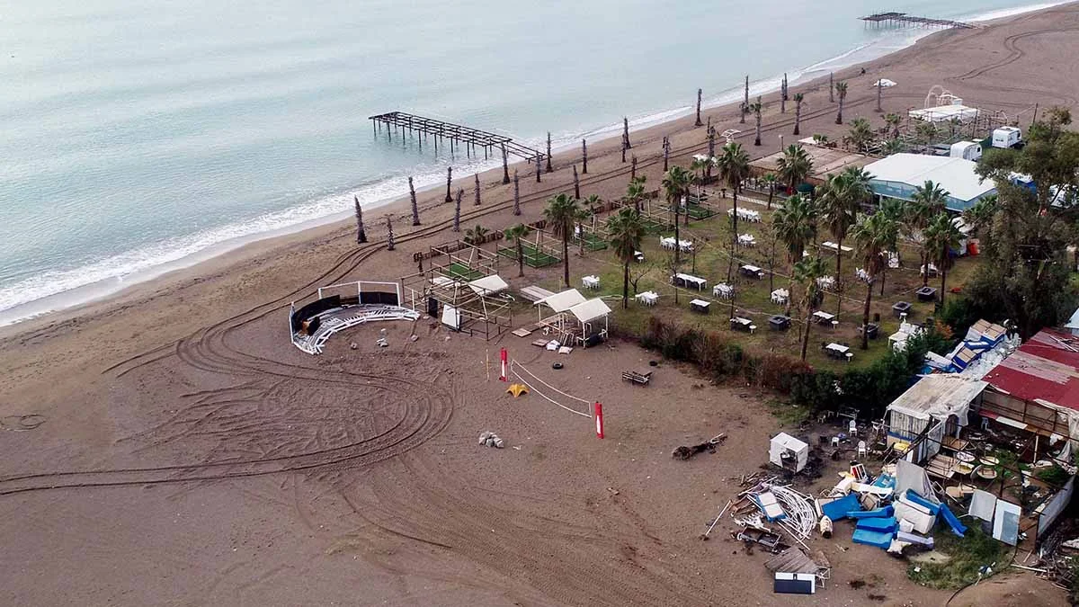 Antalya’daki denize sıfır kaçak çadır tebligatın ardından sahibi tarafından kaldırıldı