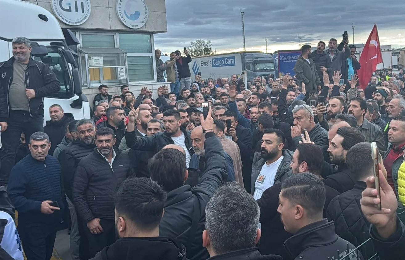 Schengen vizesi mağdurları, sınır kapısında eylem yaparak Avrupa'ya geçişleri kapattı