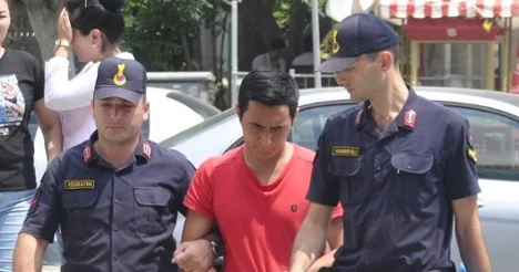 Hırsız turist, çaldığı eşyalarla ülkesine dönerken yakalandı