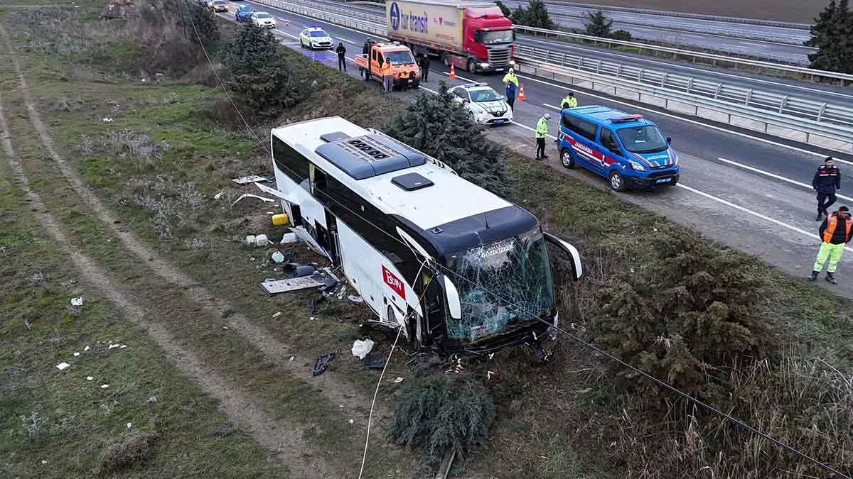 Karnavaldan dönen tur otobüsü yoldan çıktı: 37 yaralı