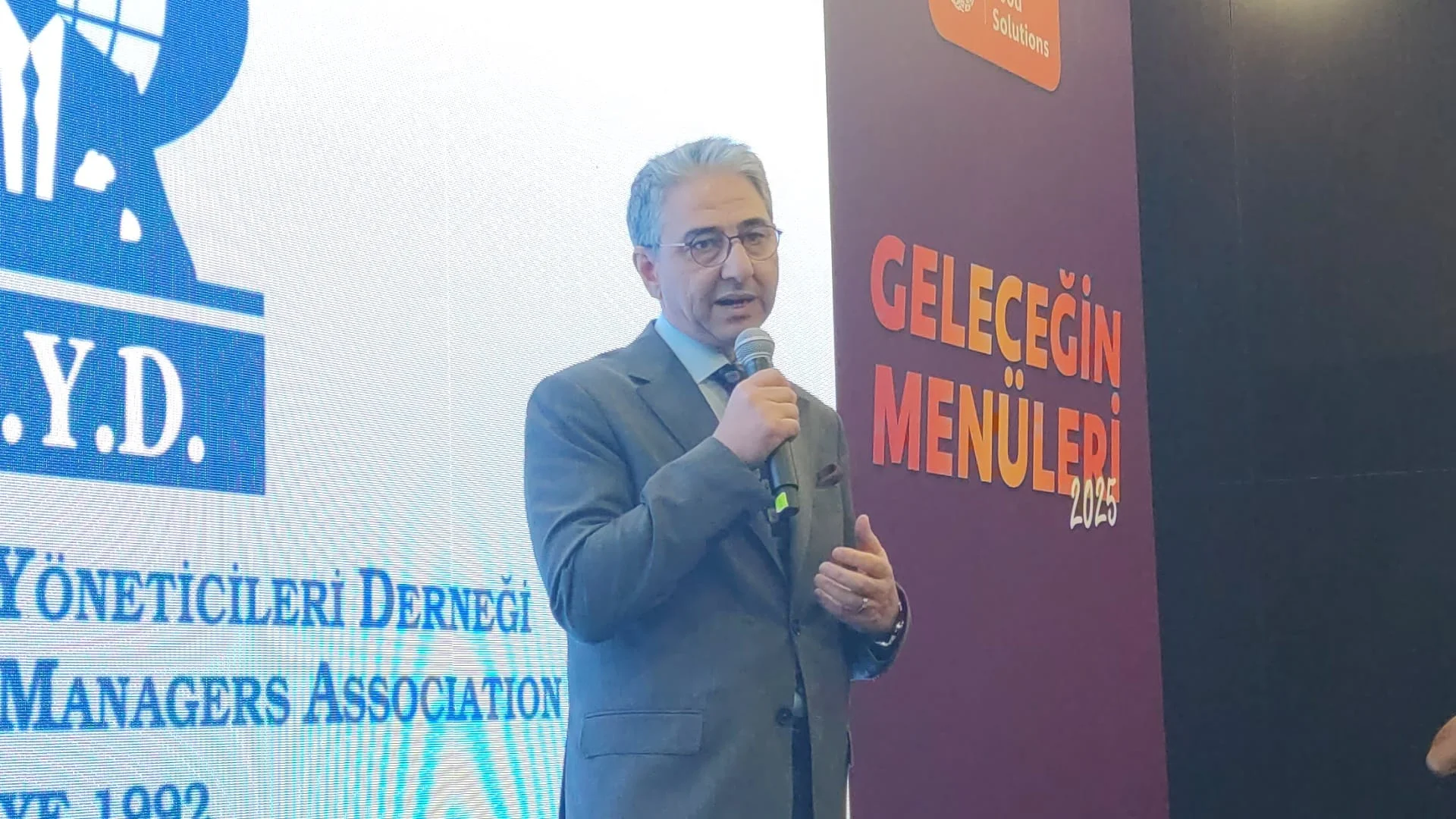 Profesyonel turizmciler, ekonominin geleceğini dinledi