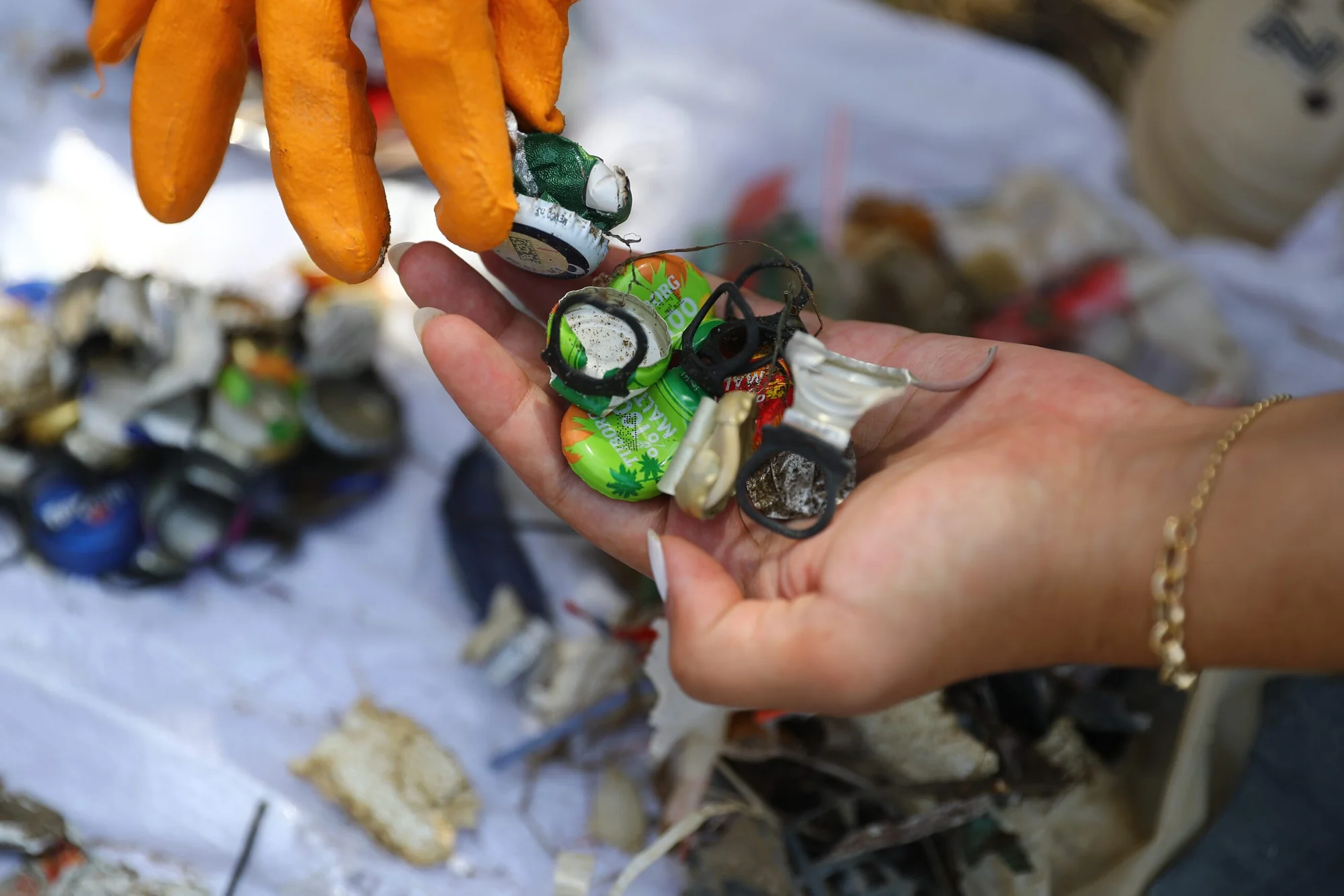 Sahile plastik toplamak için gittiler, binlerce izmarit ayıkladılar