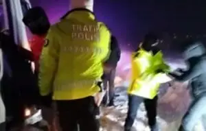 İçinde turistlerin de bulunduğu otobüs kara saplandı: 53 kişiyi polis kurtardı