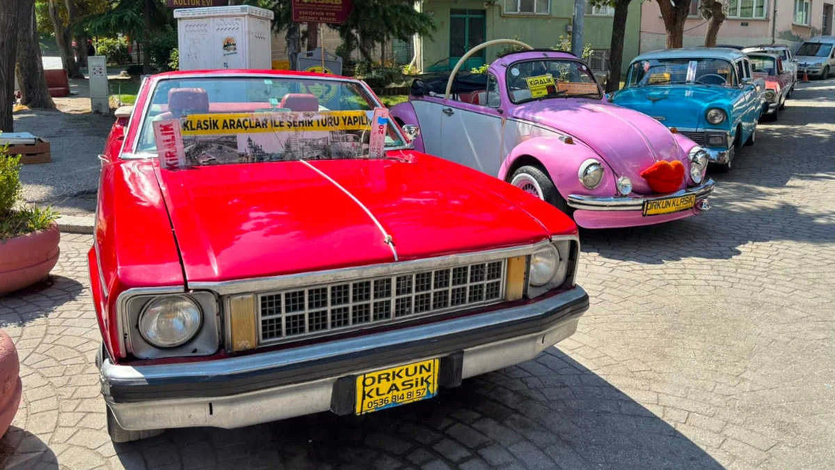 Hobi olarak başladı, şimdi 12 klasik otomobille turizme katkı sağlıyor
