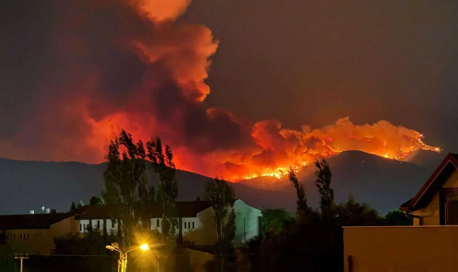 624 yangından 621’i kontrol altına alındı: İzmir yanmaya devam ediyor