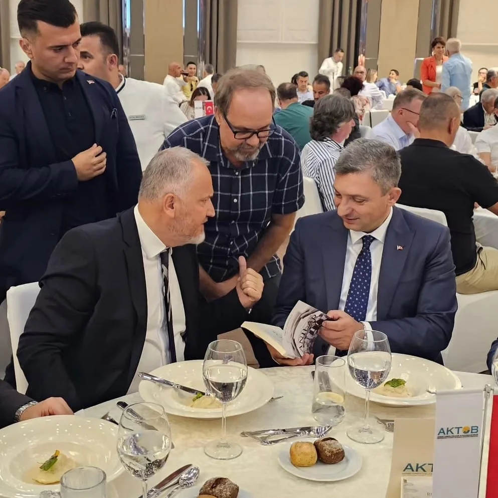 Dünya Turizm Günü’nde Antalya Valisi Hulusi Şahin’e anlamlı kitap