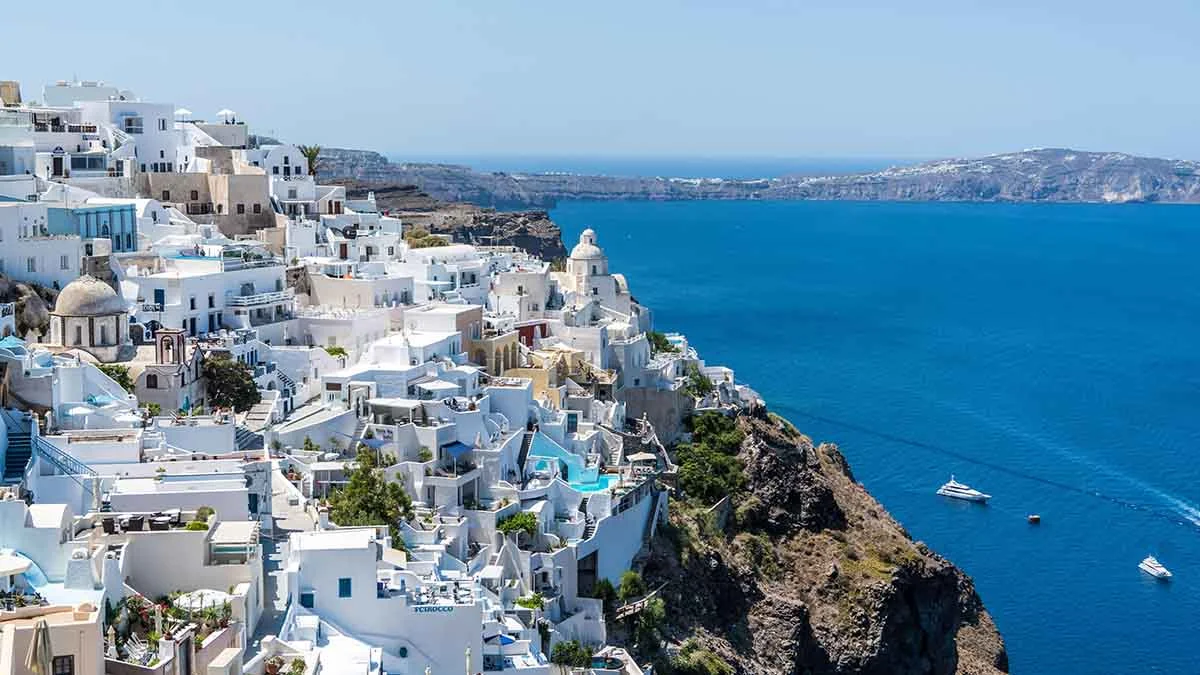Yunanistan aşırı turizmle mücadele için turistlerden ek vergiler alacak