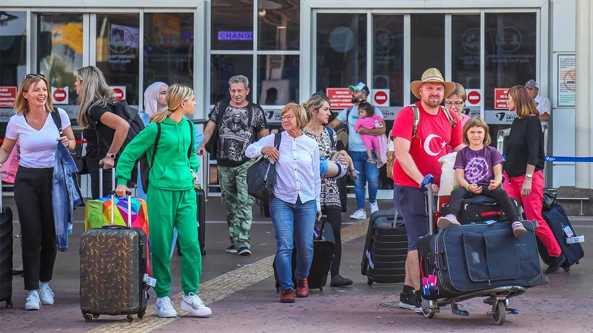 Antalya'ya gelen her 4 turistten 2'si, Rus ve Alman
