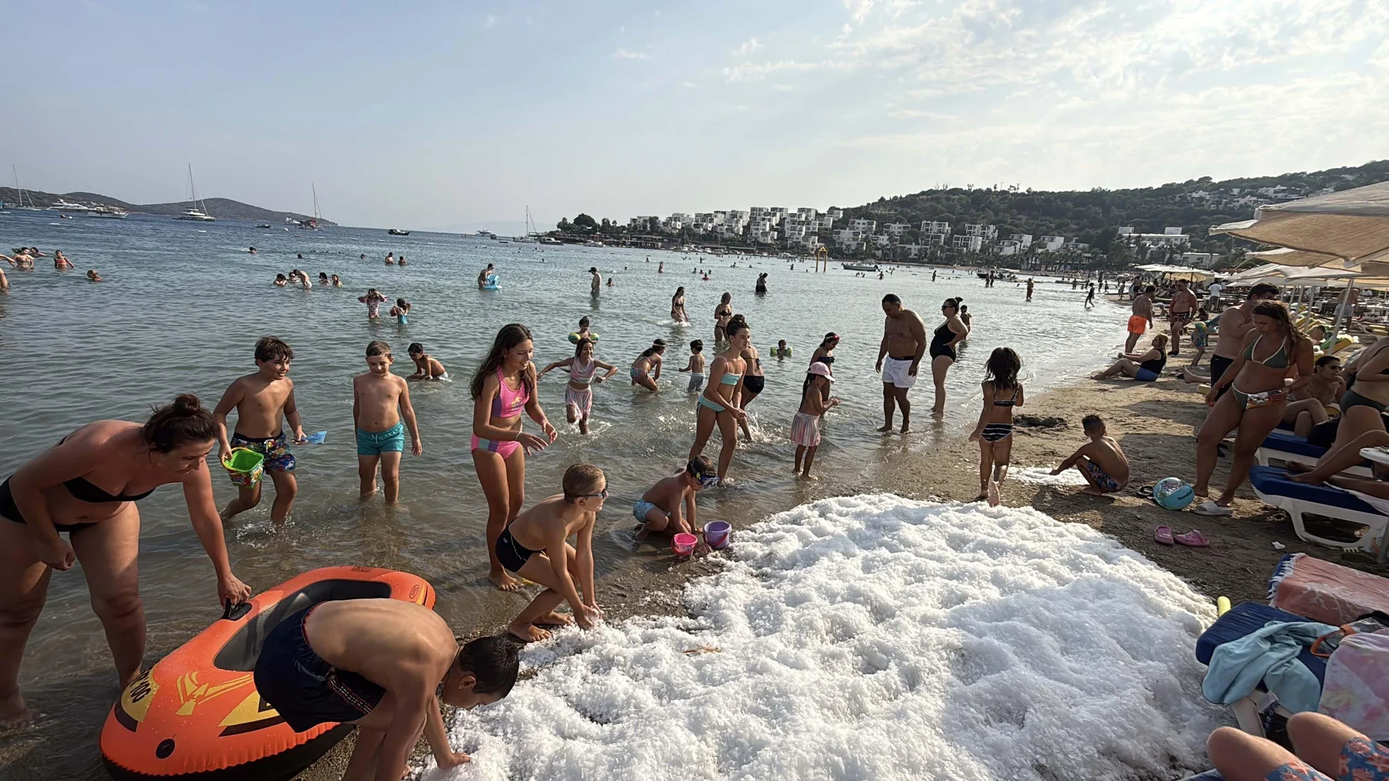 Bodrum’da sahile dökülen 2 ton buzla serinlediler