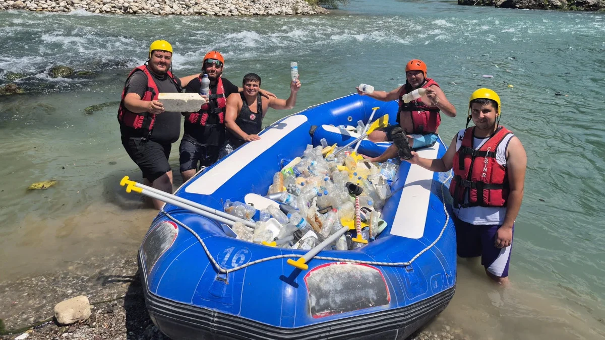 Antalya’nın ünlü rafting merkezinde raftingciler kürekleri bırakıp çöp topladı
