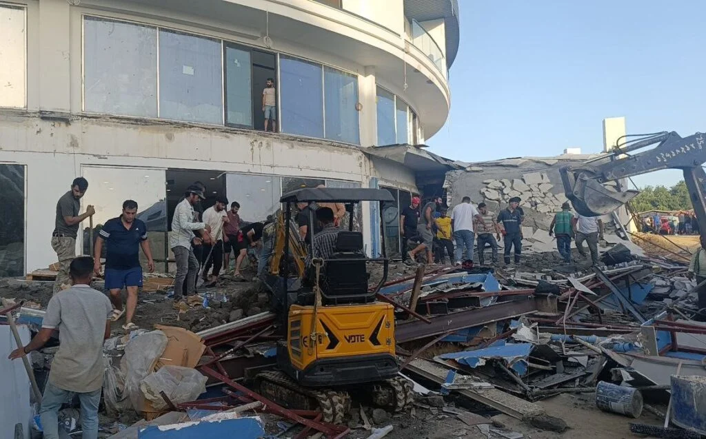 Antalya'da otelin balkonu göçtü: İşçiler canını son anda kurtardı