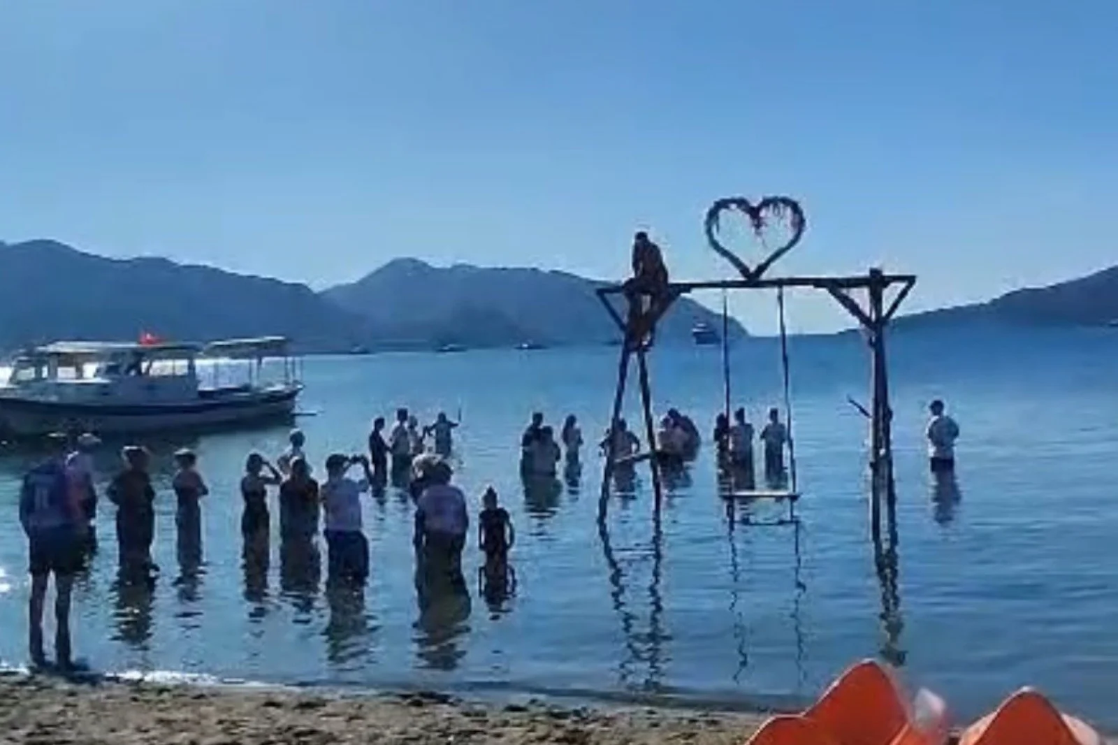 Marmaris’te denize dökülen İngiliz turistin külleri tartışma yarattı