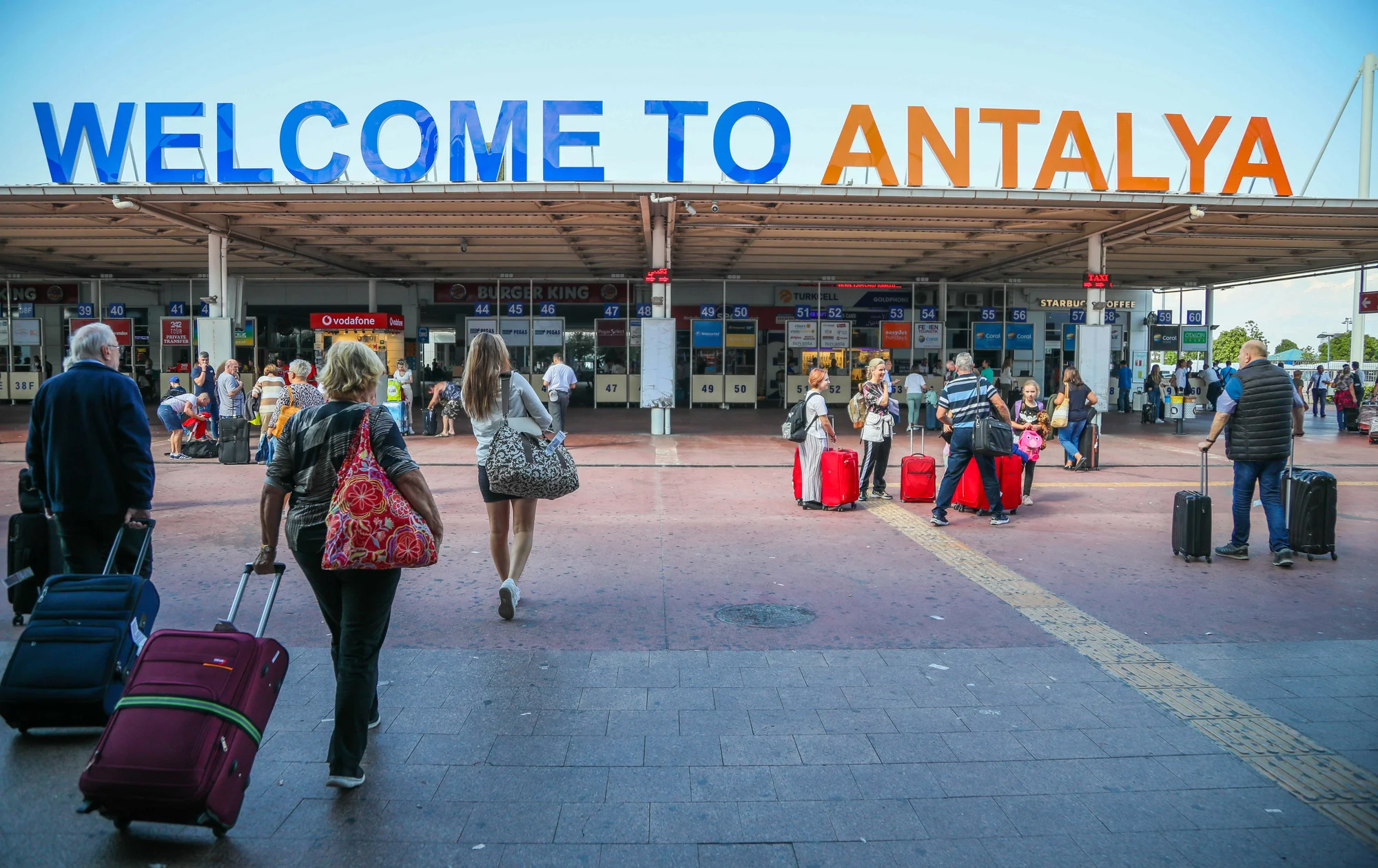 Antalya'ya 6 ayda hava yoluyla 5,5 milyon turist geldi