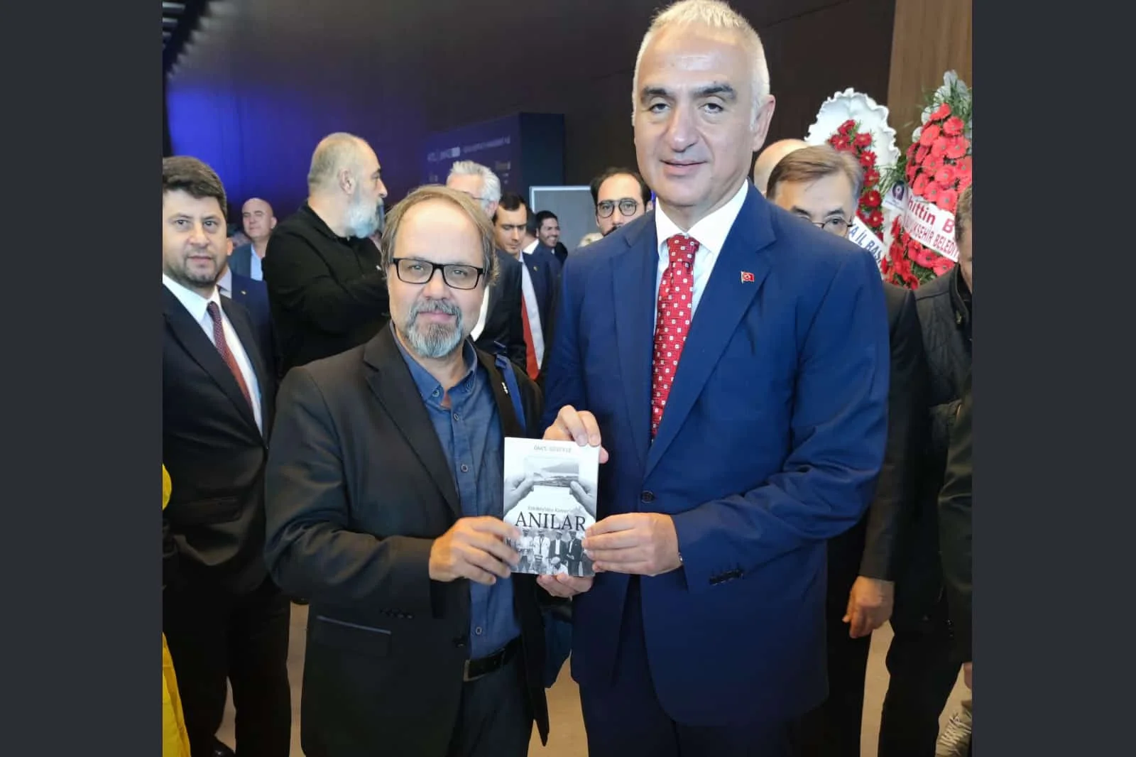 Turizm yazarı Halil Öncü, Bakan Ersoy’a kitabını takdim etti