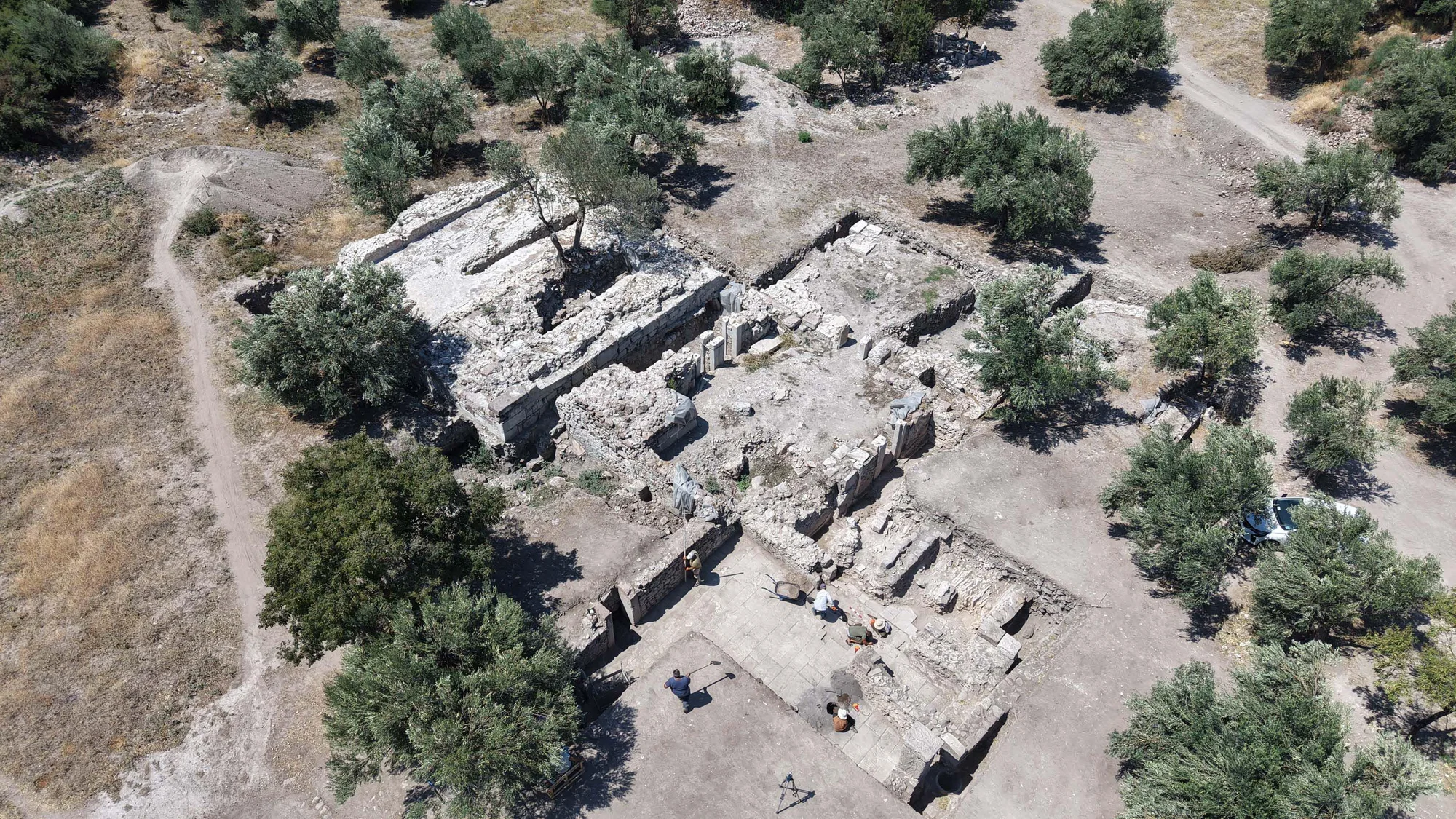 Çanakkale'deki antik hamamın soğuk su havuzları ve soyunma odası gün yüzüne çıkarılıyor
