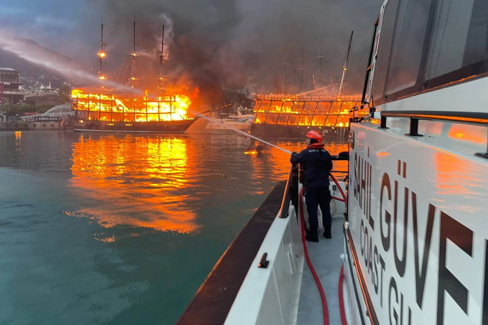 Antalya’da gezi tekneleri alev alev yandı