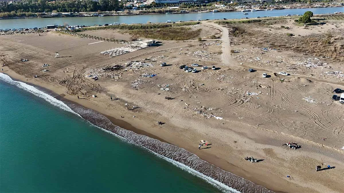 Antalya’da 4 yıl sonra yıkılan çardak kentten geriye sahildeki çöpleri kaldı