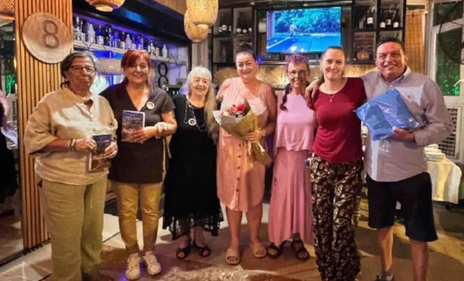 İngiliz yazar, kitabının gelirini Marmaris’teki sokak hayvanları için bağışladı