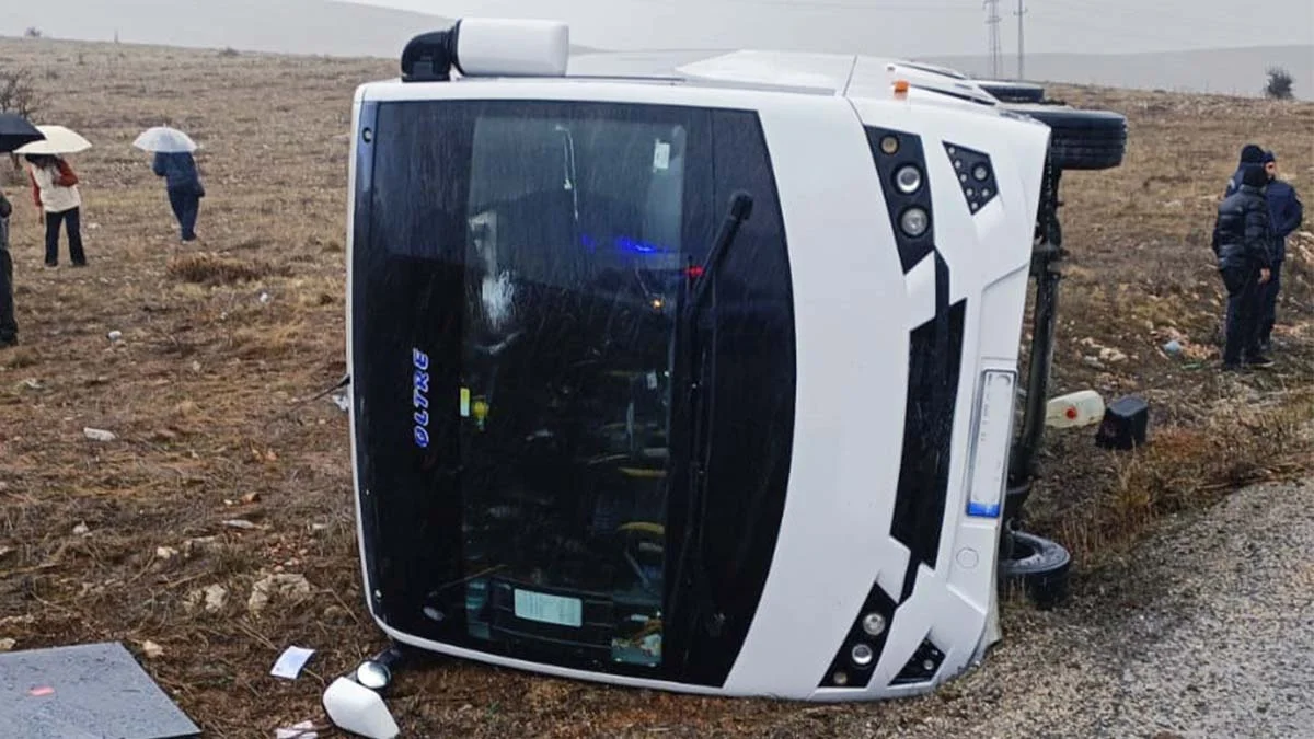 Çinli turistleri taşıyan otobüs devrildi: 3 yaralı