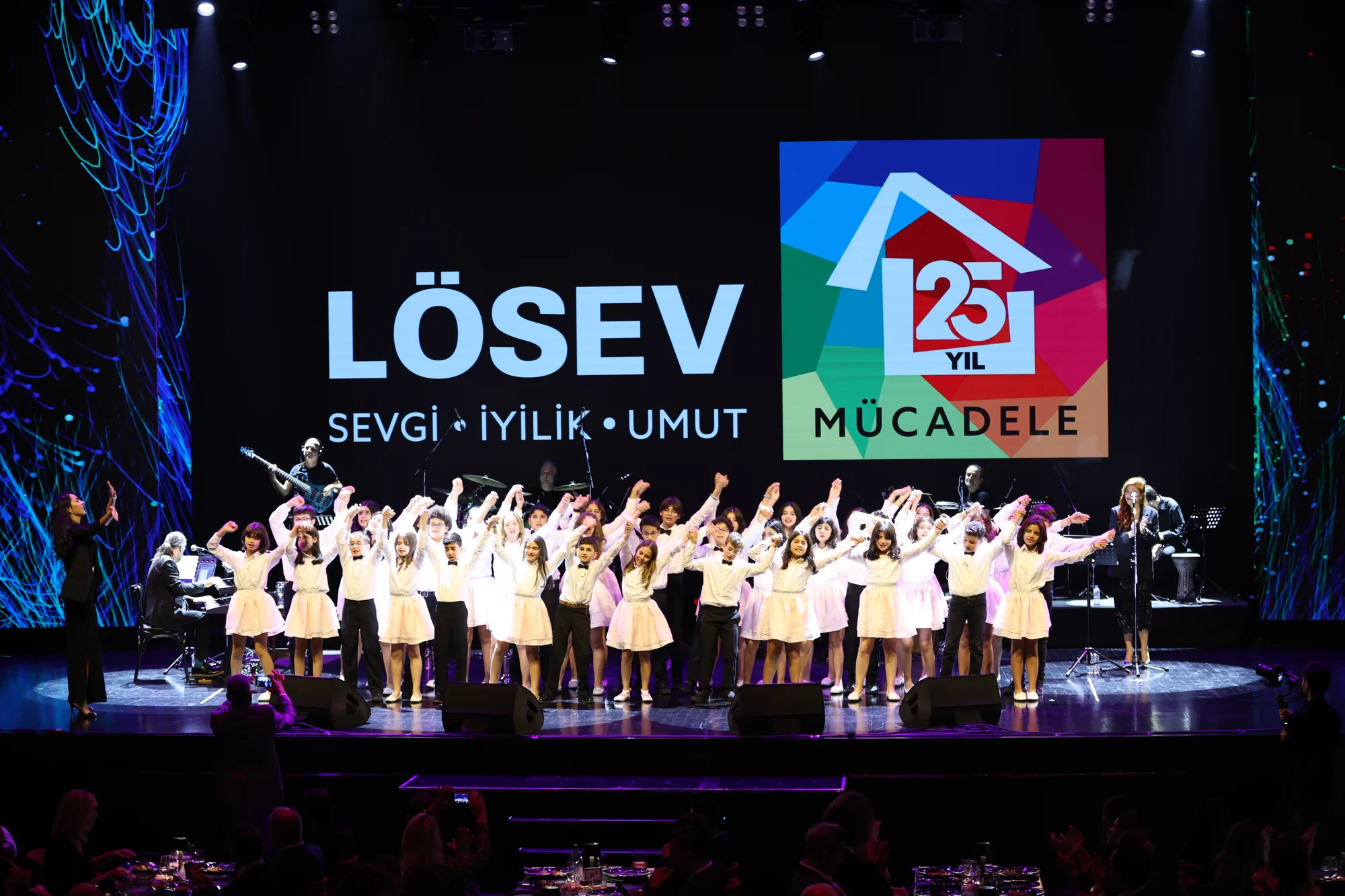 LÖSEV’in 25. Yıl Galası, Cosmos Theatre’da gerçekleştirildi