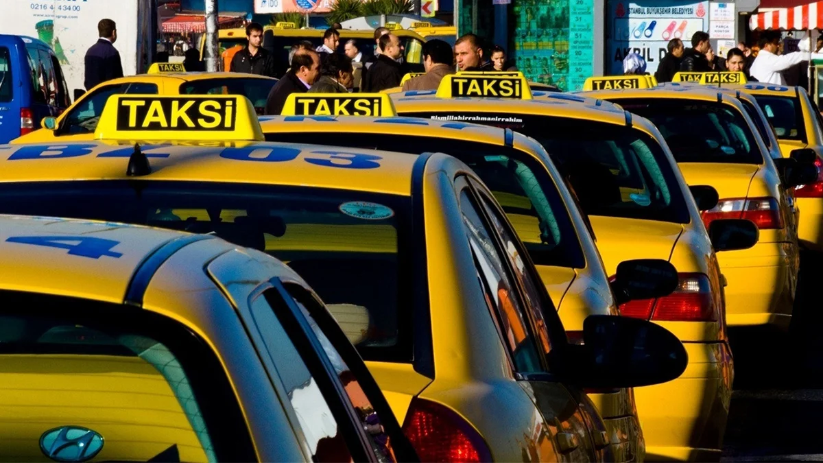 Otelle anlaşarak fahiş fiyattan turist taşıyan taksiciye tepki