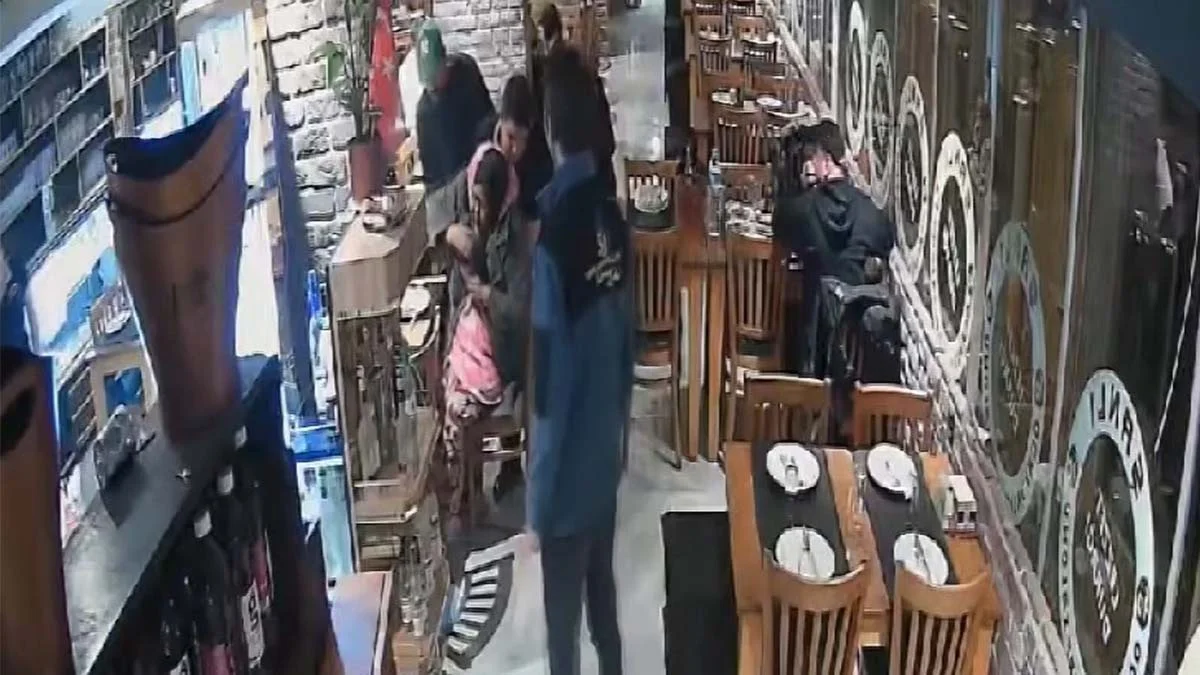 Antalya’da tatil yapan İngiliz turisti, garsonun Heimlich manevrası kurtardı