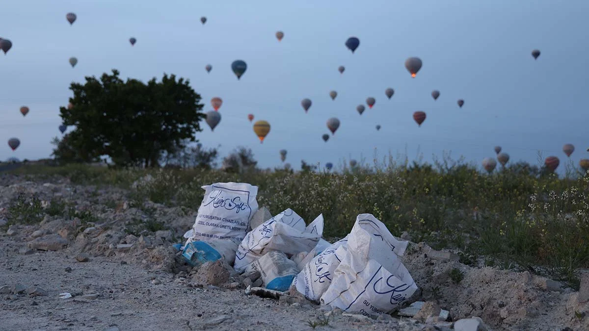 Turistler peribacalarını değil, molozları ve çöpleri seyrediyor