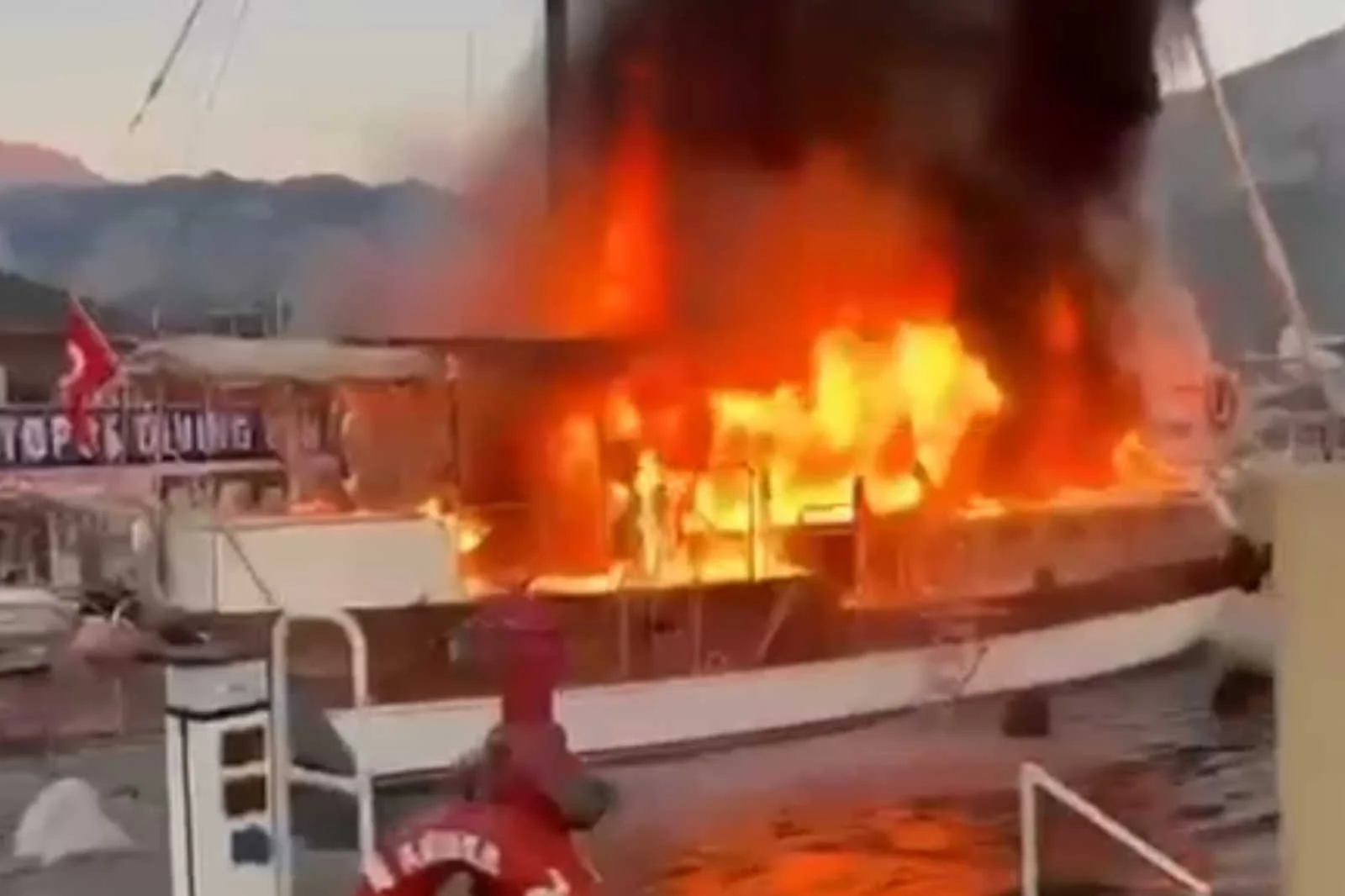 Antalya-Kemer’de tekneler alev alev yandı