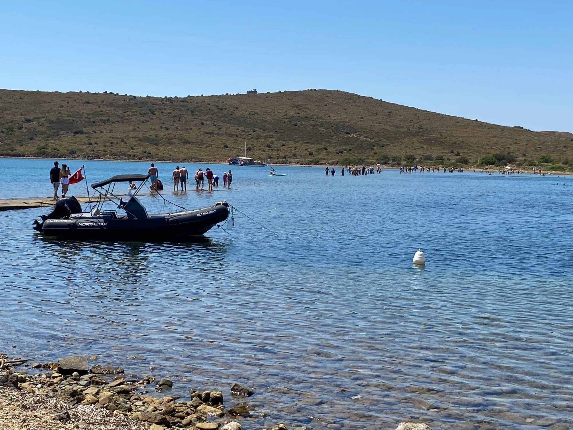 Binlerce turistin deniz üstünde yürüyerek geçtiği boğazda can güvenliği yok