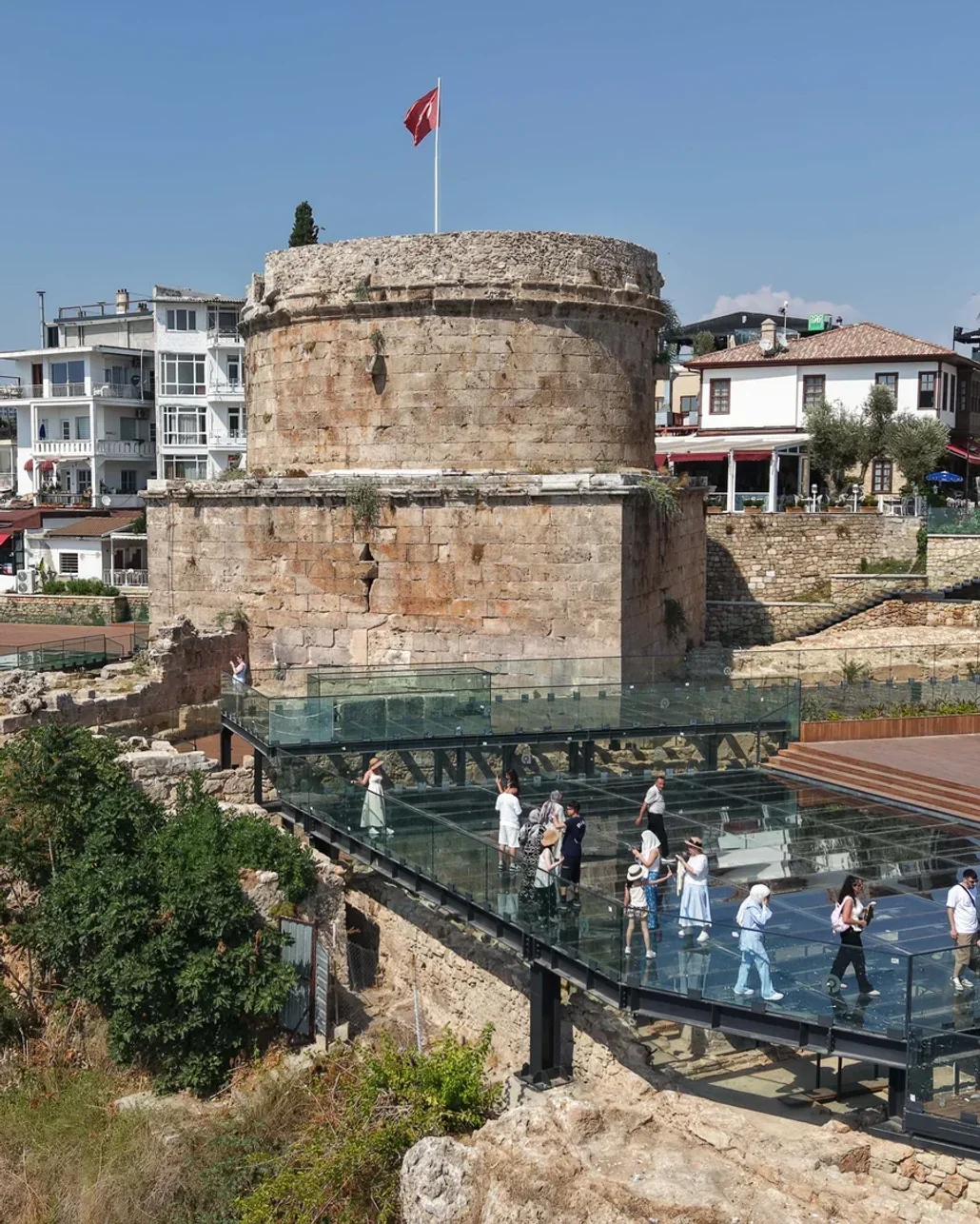 Antalya’nın simgelerinden Hıdırlık Kulesi, yeni seyir terası ile turistlerin gözdesi oldu