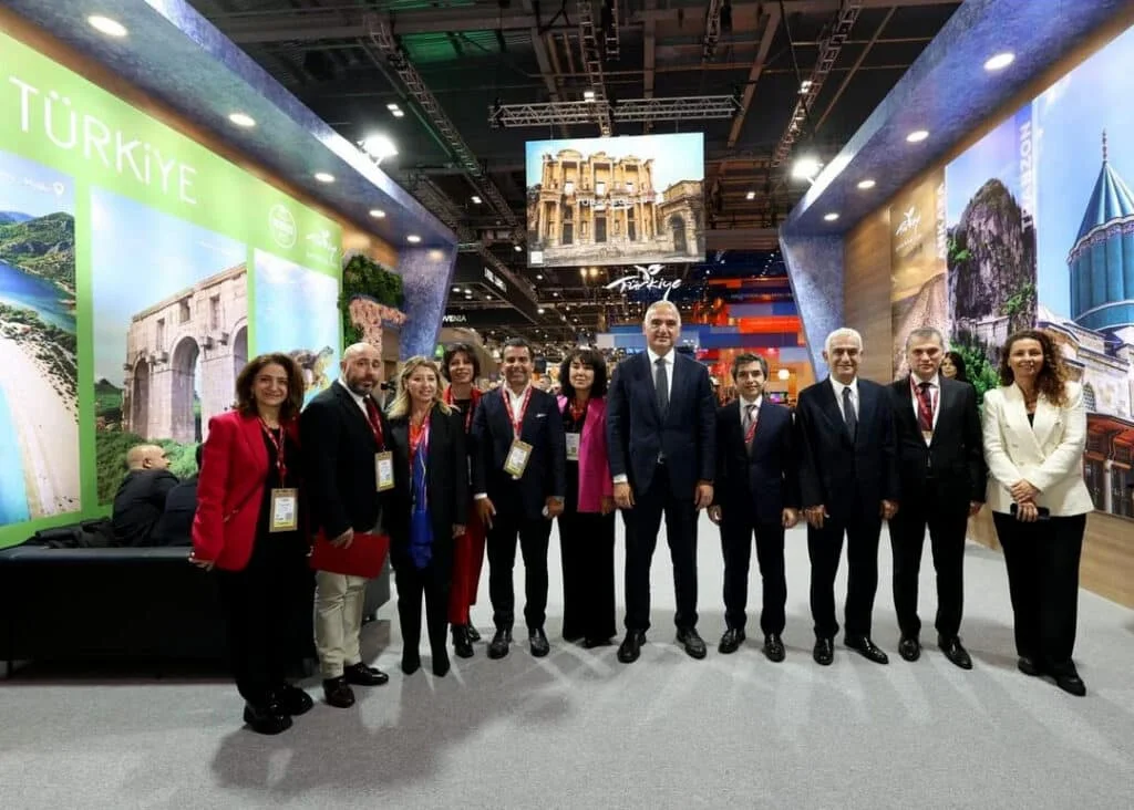 Bakan Ersoy, WTM’de turizmcilerimizi yalnız bırakmadı