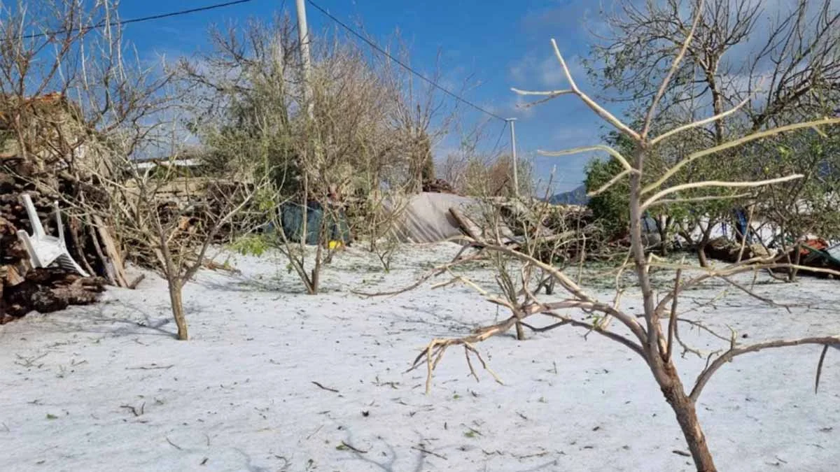 Turizmin başkenti Antalya, Nisan ayında beyaza bürüdü