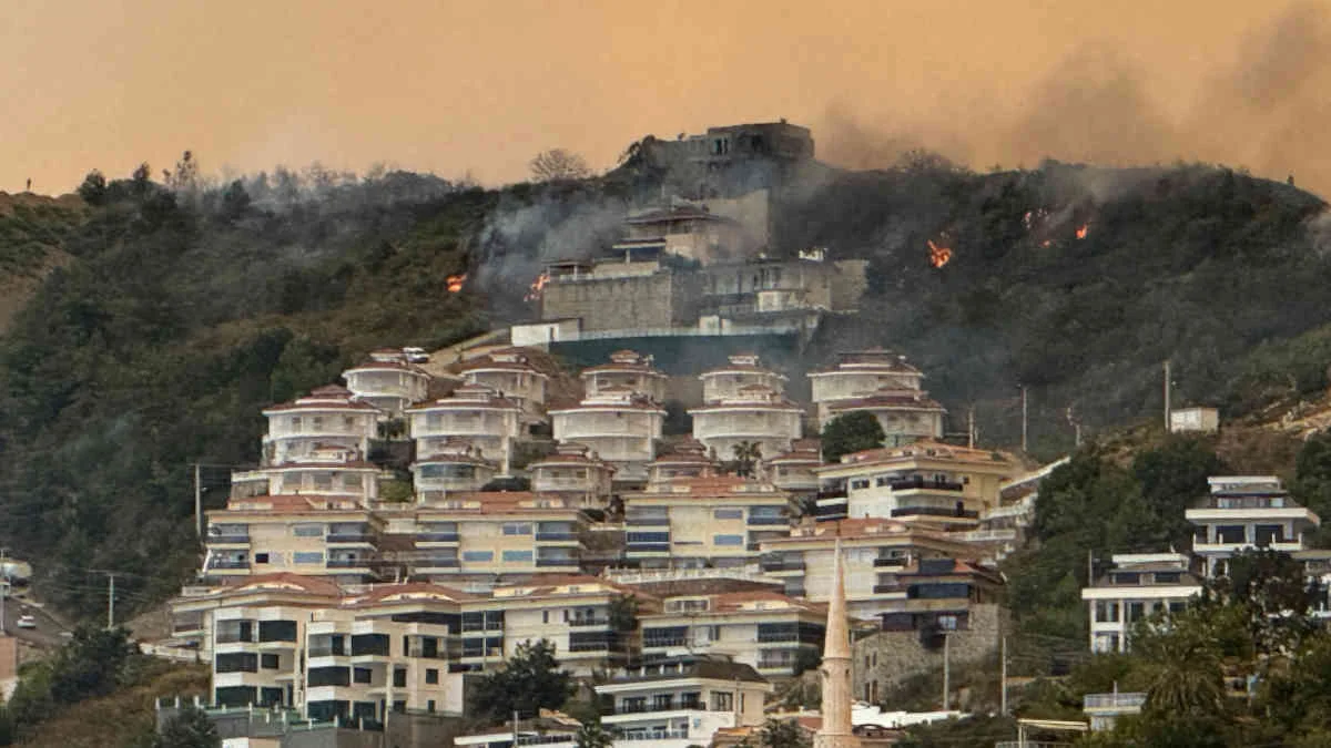 Alanya’da yangın yerleşim alanlarına dayandı: 50 villa tahliye edildi