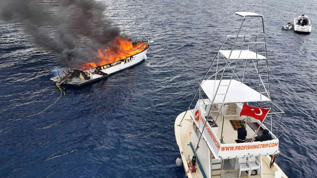 Antalya’da lüks tekne alev alev yandı