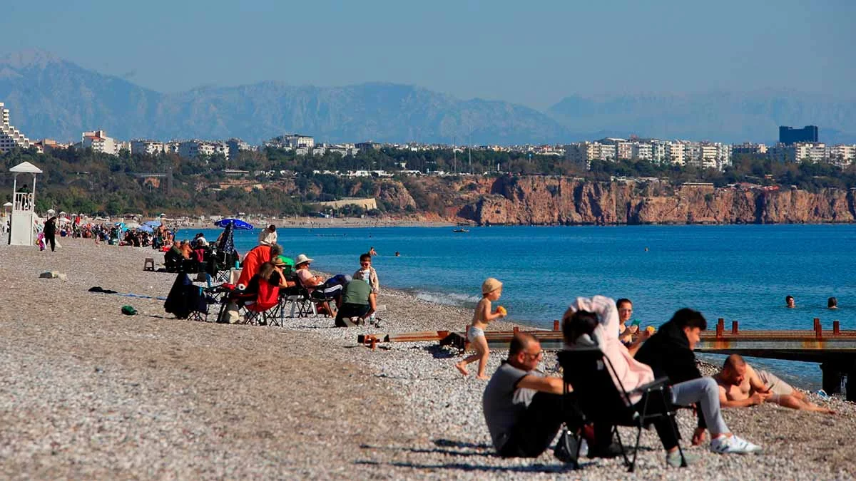 Türkiye’de karla mücadele başlarken, Antalya’da deniz keyfi devam ediyor
