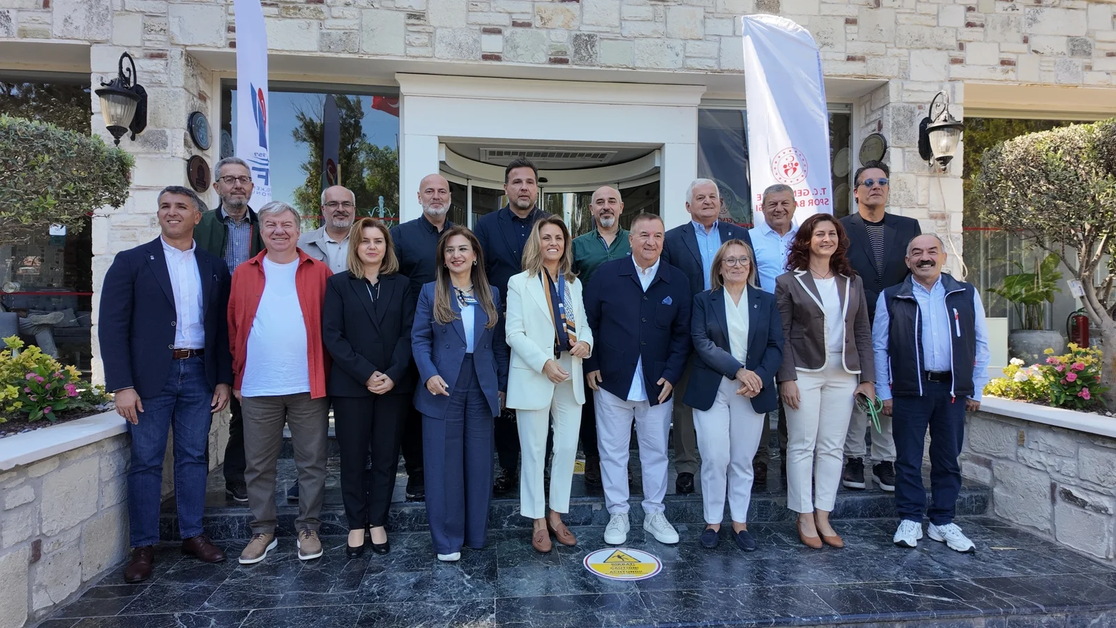 Foça’da turizm ve spor el ele verdi